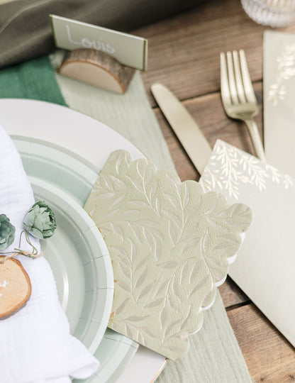 20 šalvějových zelených a zlatých papírových koktejlových ubrousků 24 x 24 cm s vroubkovanými okraji