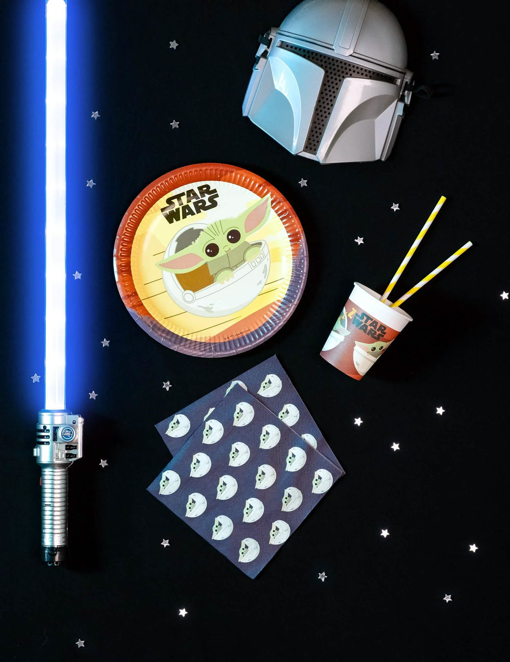 Dekorace s světelným mečem a helmou papírové ubrousky miminko Yoda The Mandalorian