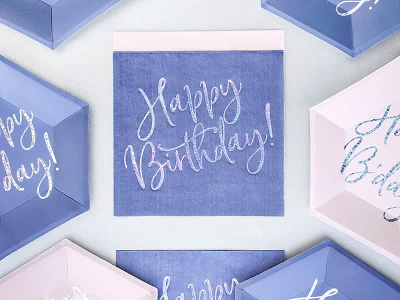 Uspořádání iridescentních papírových ubrousků Happy Birthday k narozeninám