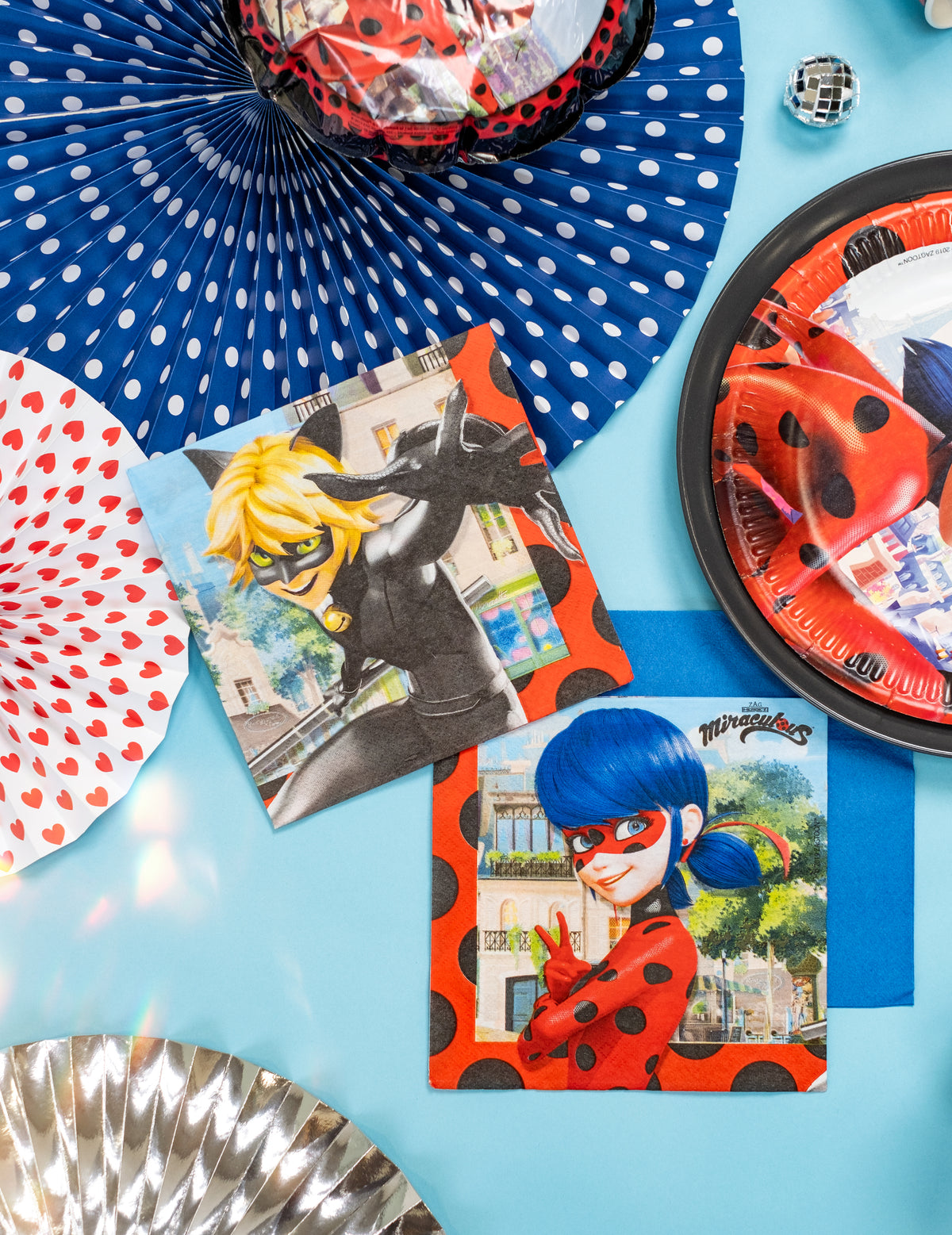 Mise en scène de la décoration de table des serviettes en papier Miraculous Ladybug