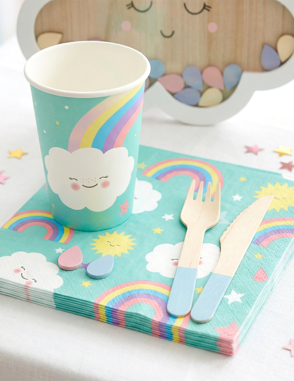 Mise en situation avec gobelet et couverts des serviettes en papier petit nuage arc-en-ciel