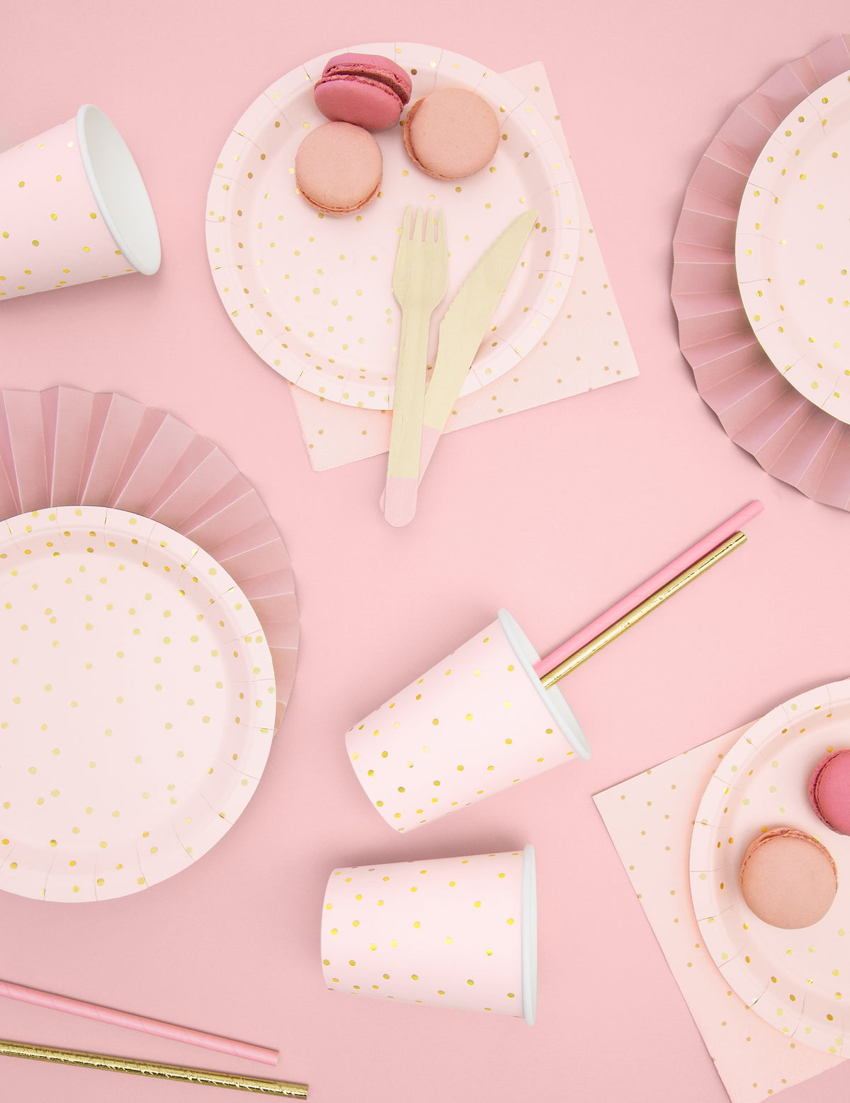 Mise en situation des serviettes en papier à pois dorés roses pâles