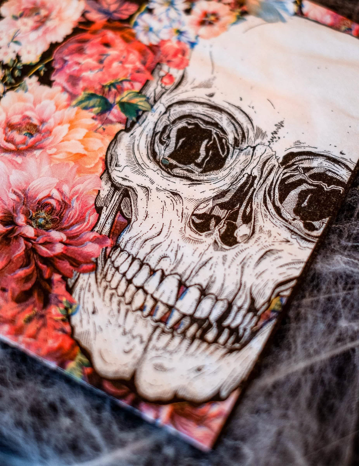 Detail ilustrace papírových ubrousků s květinovou kostrou