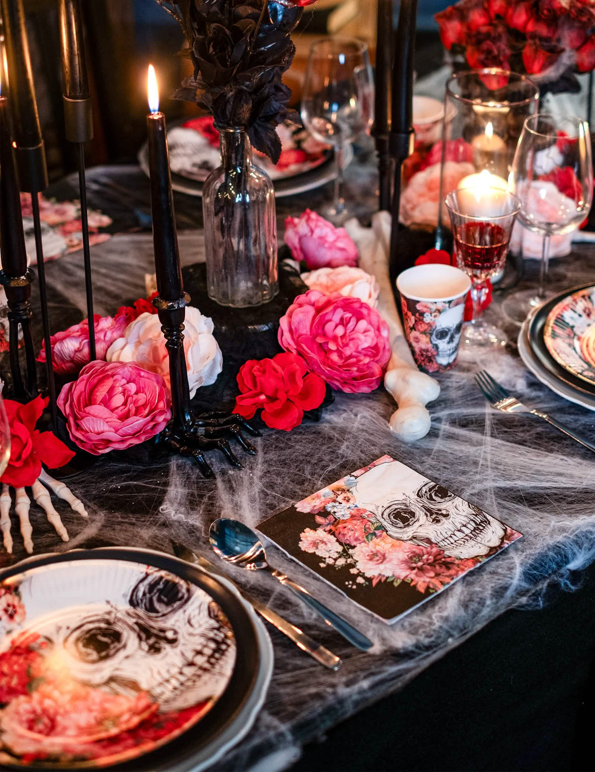 Halloweenská stolní atmosféra s květinovou kostrou z papírových ubrousků
