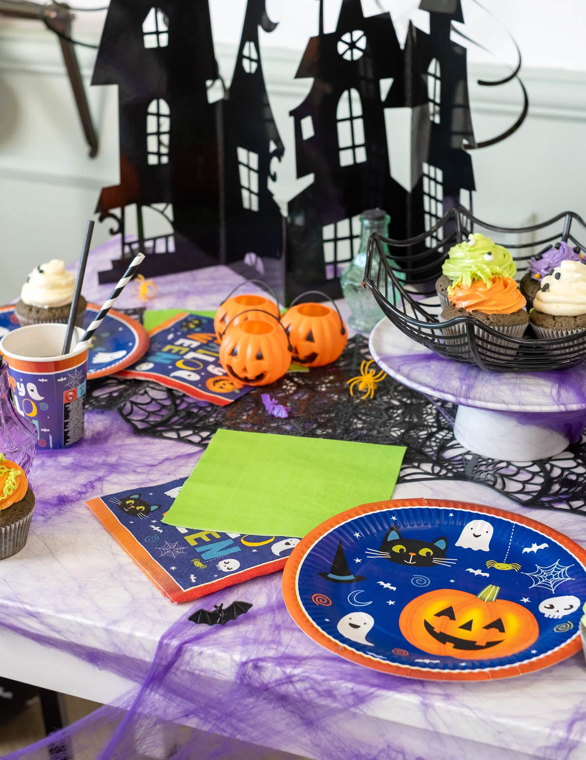 Uspořádání na halloweenském stole s papírovými ubrousky limetkově zelené