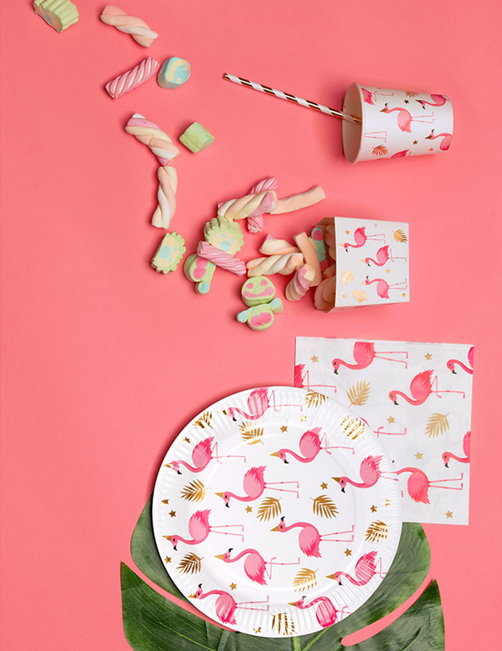 Mise en scène festive avec vaisselle assortie des serviettes en papier Flamant Tropic