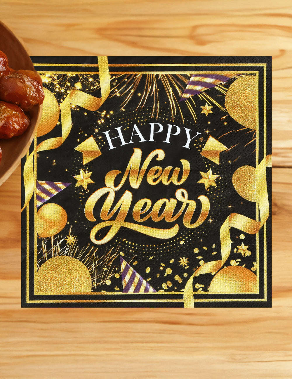 Mise en situation sur une table des serviettes en papier Happy new year