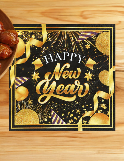 Mise en situation sur une table des serviettes en papier Happy new year