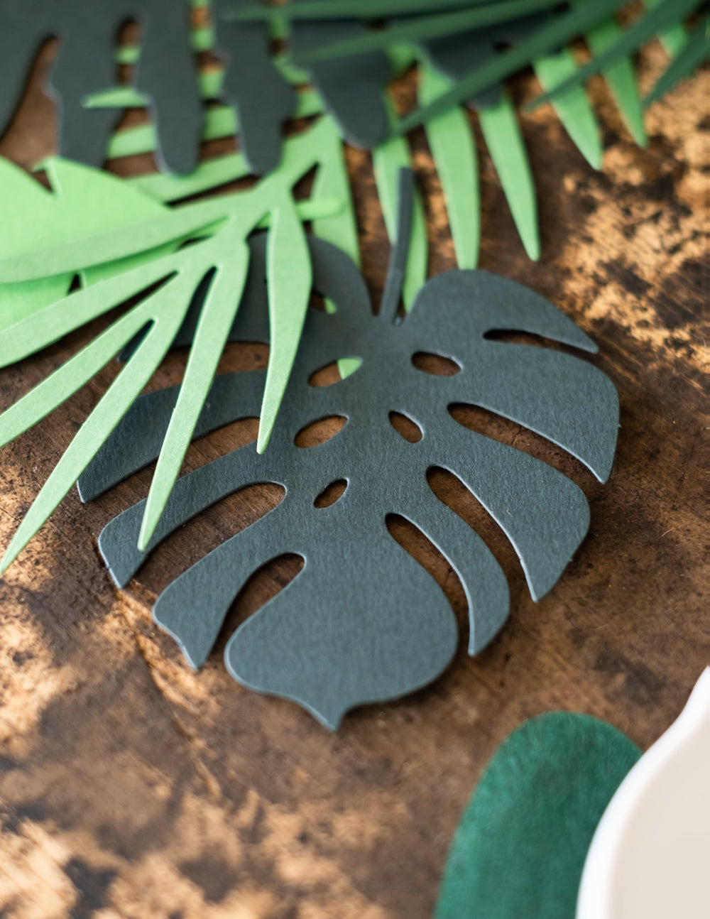 Feuilles tropicales en papier Hawaï pour décoration vertes en carton