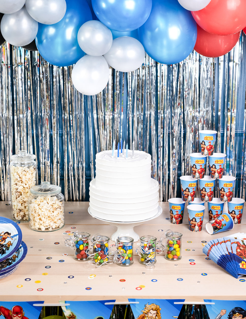 Mise en scène de la table de fête des bougies d'anniversaire pour fête bleues blanches et argentées torsadées