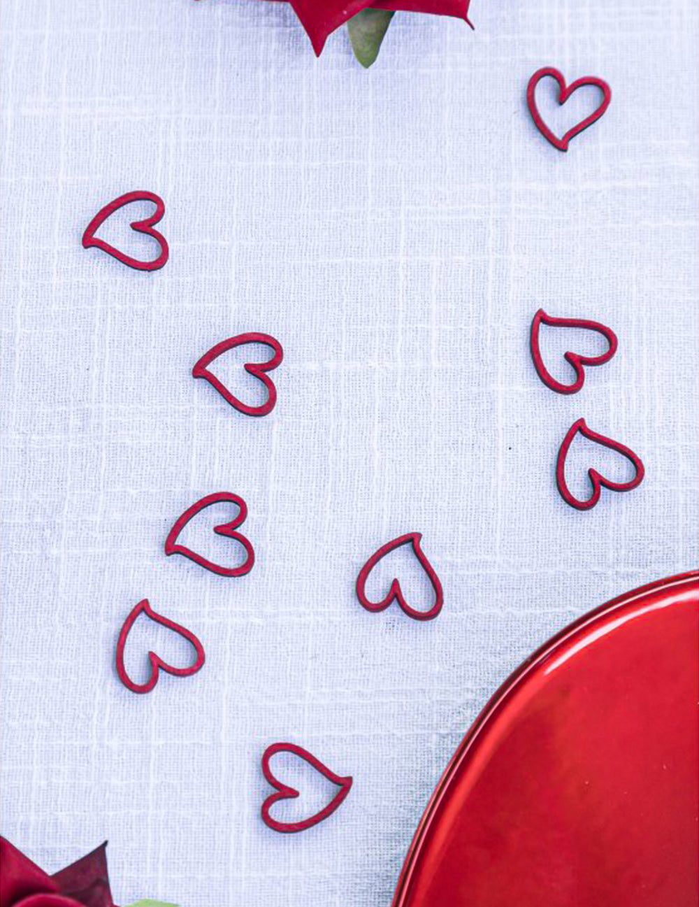 Mise en situation sur une table des confettis cœur pour fête rouge en bois