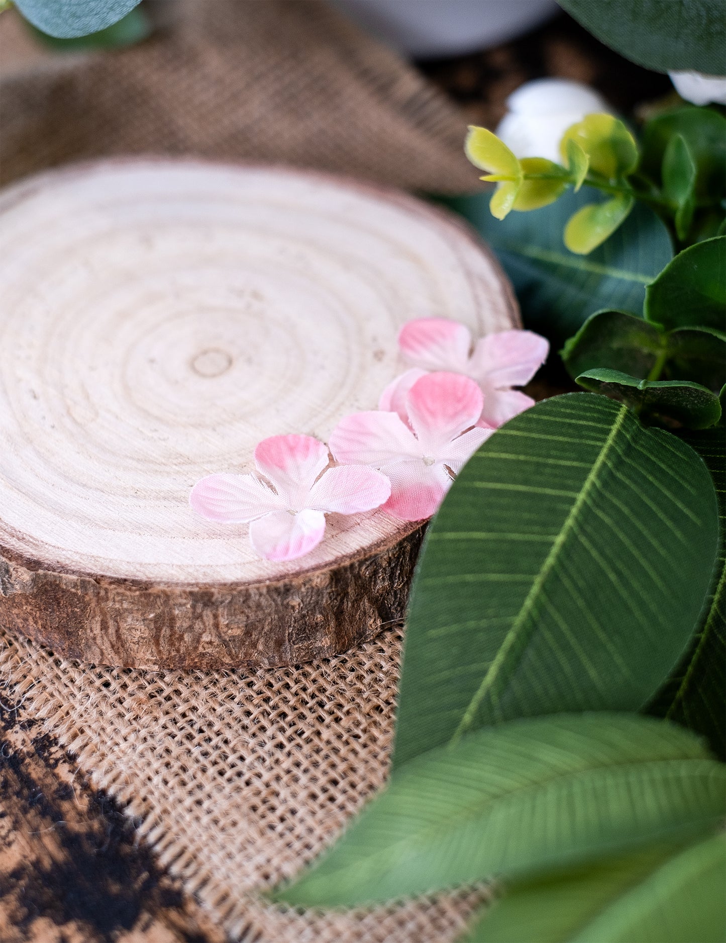 24 dekorací na stůl umělých okvětních plátků růží 3 cm