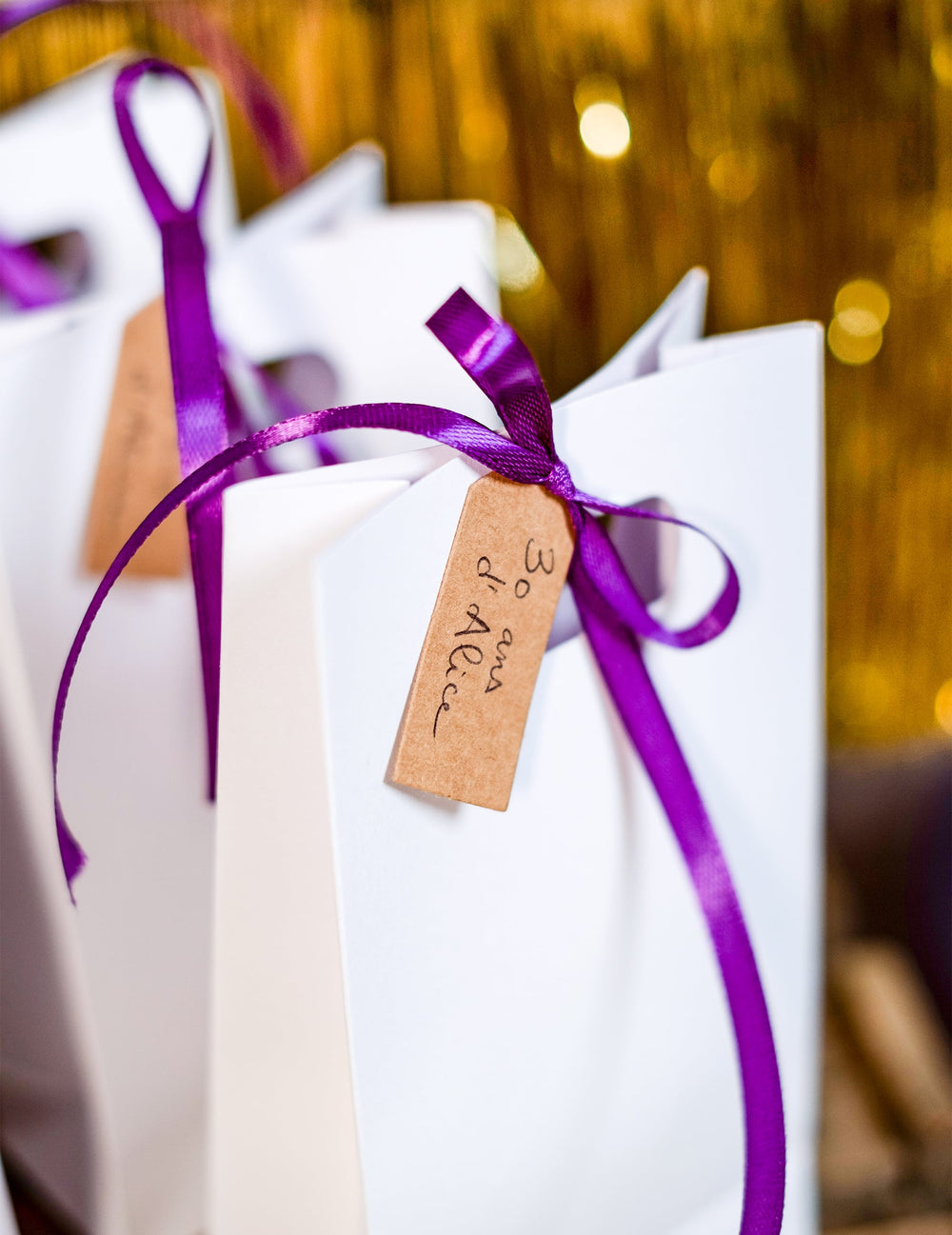 Gros plan sur l'utilisation des étiquettes perforées de mariage pour fête