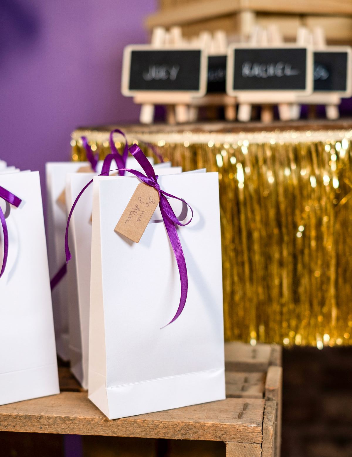 Mise en situation sur un sachet cadeau des étiquettes perforées de mariage pour fête