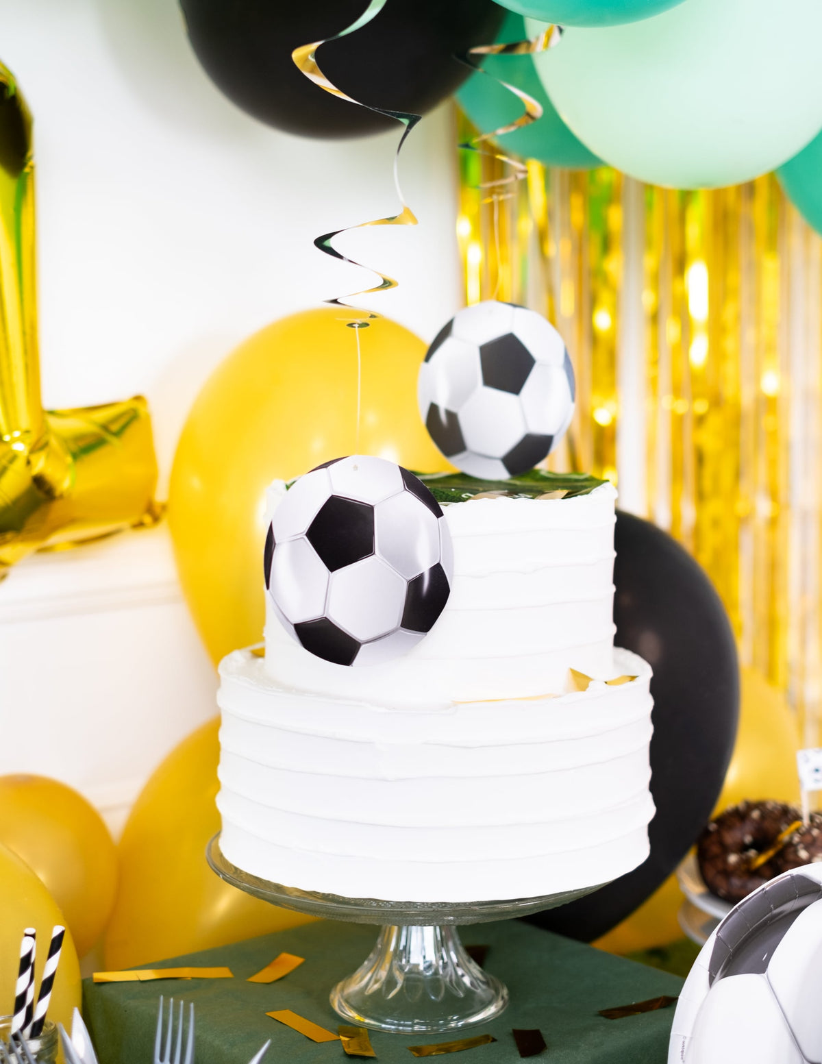 Mise en situation sur un gâteau des décorations à suspendre Foot party