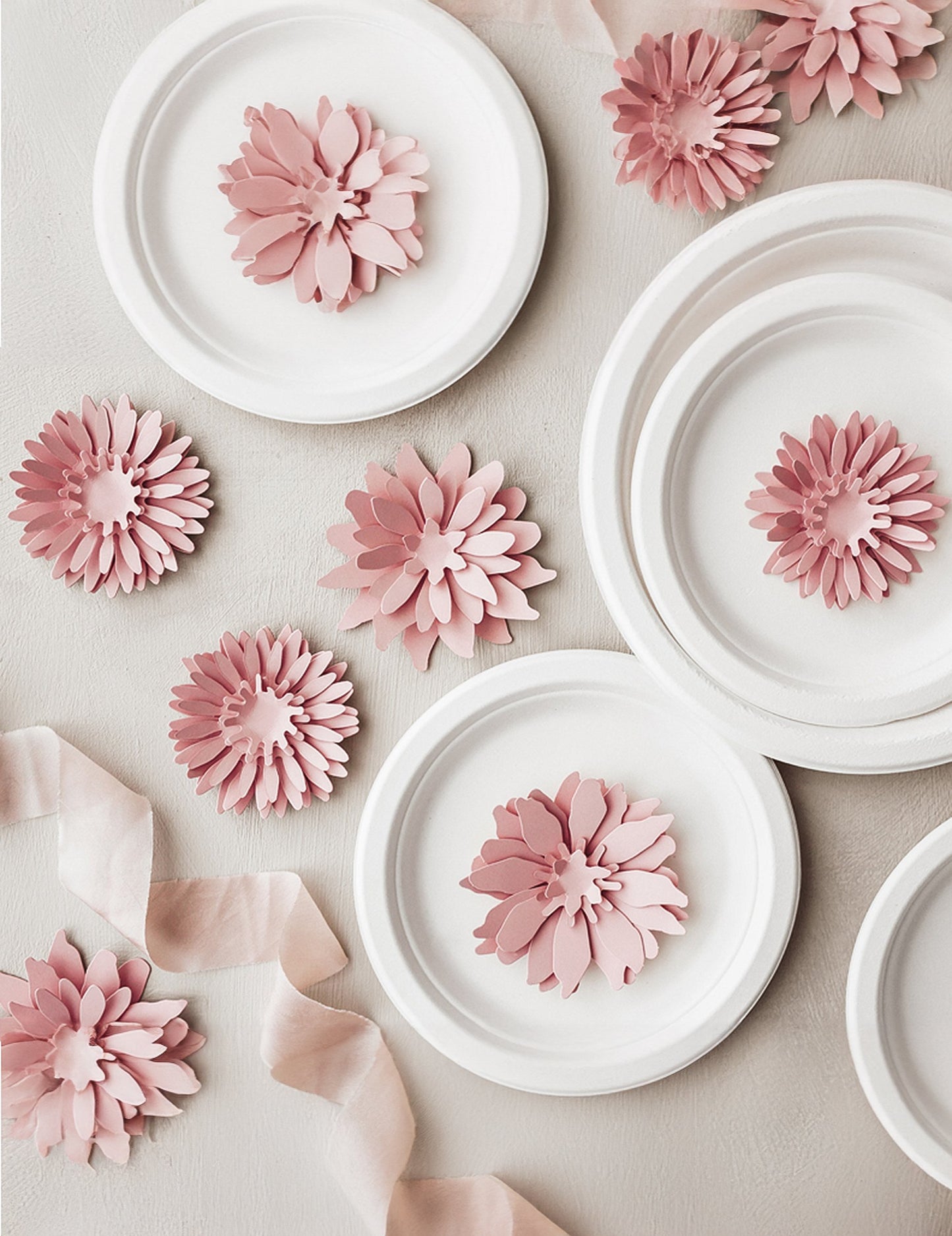 3 pudrově růžové 3D papírové květy 