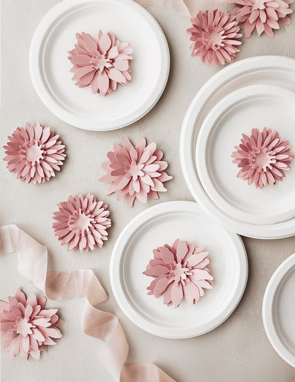 3 pudrově růžové 3D papírové květy 