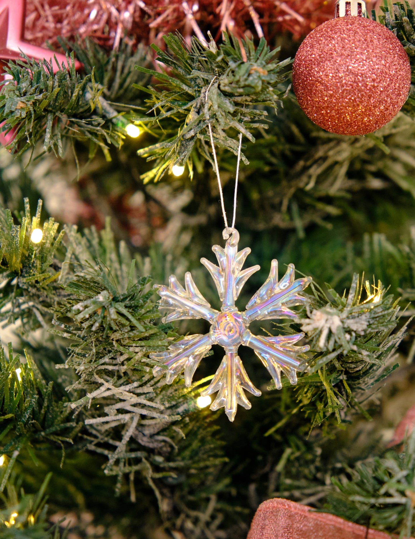 3 duhové skleněné sněhové vločky k zavěšení 7 cm