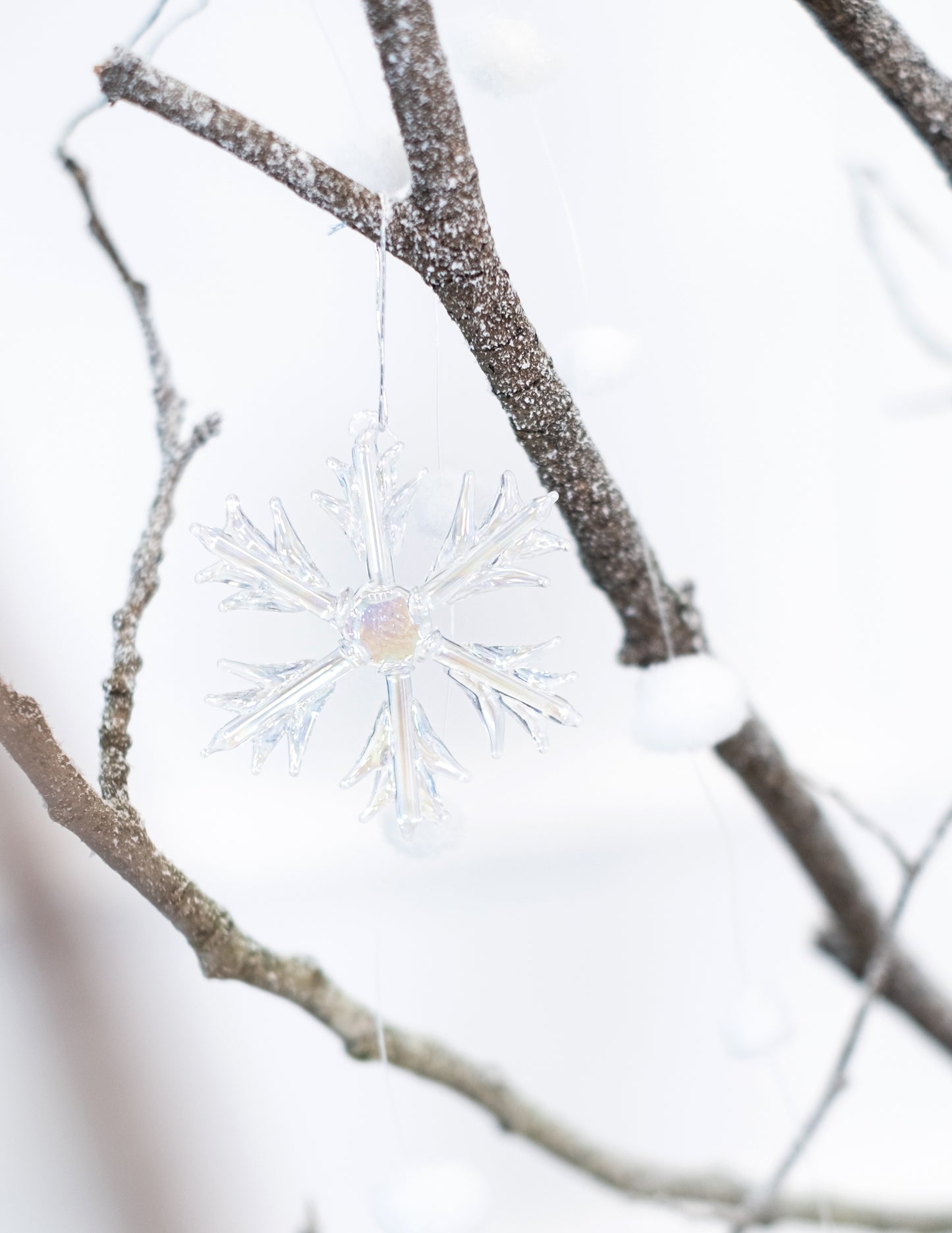 3 duhové skleněné sněhové vločky k zavěšení 7 cm