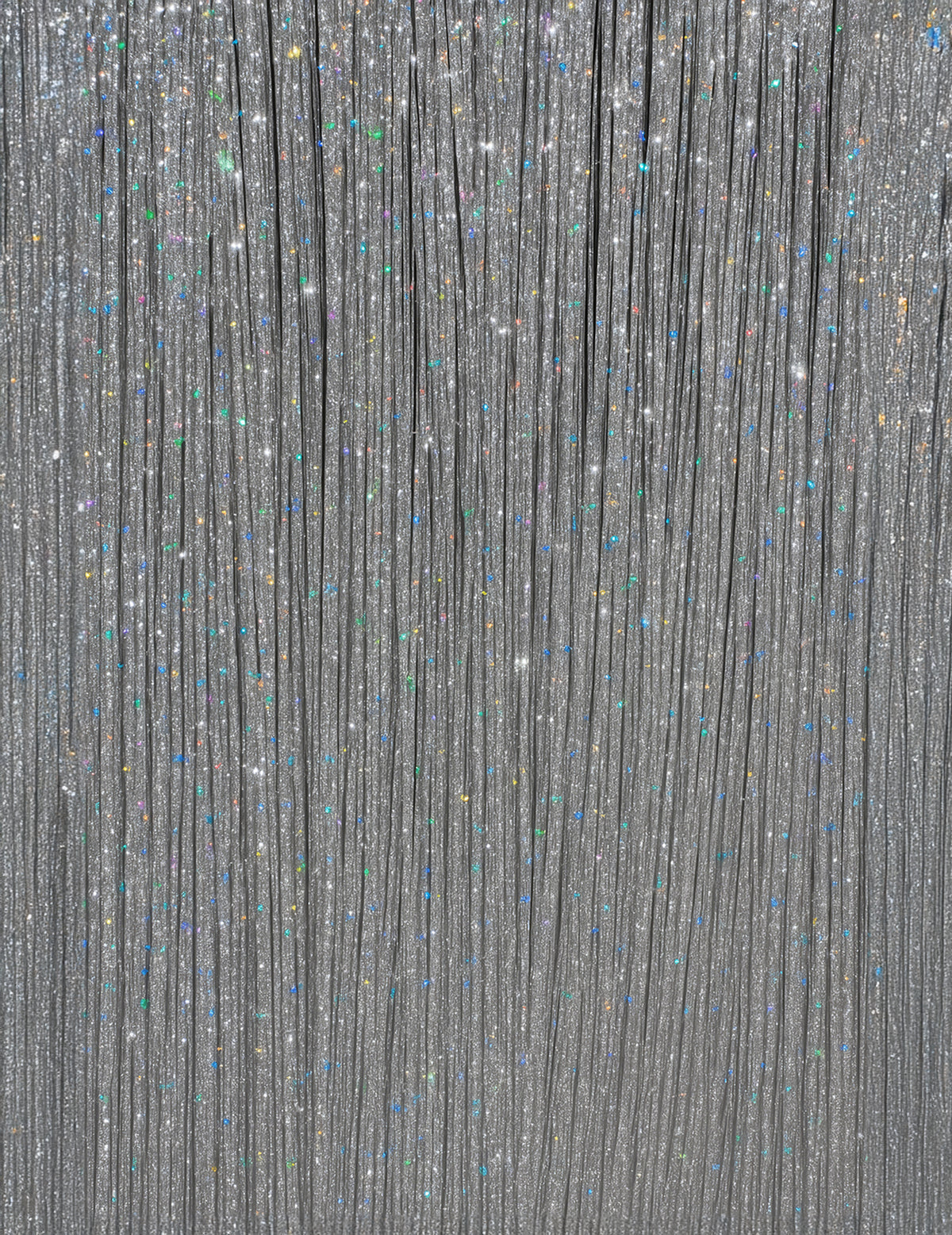 Gros plan sur la texture scintillante des mèches brillantes pour femme argentées