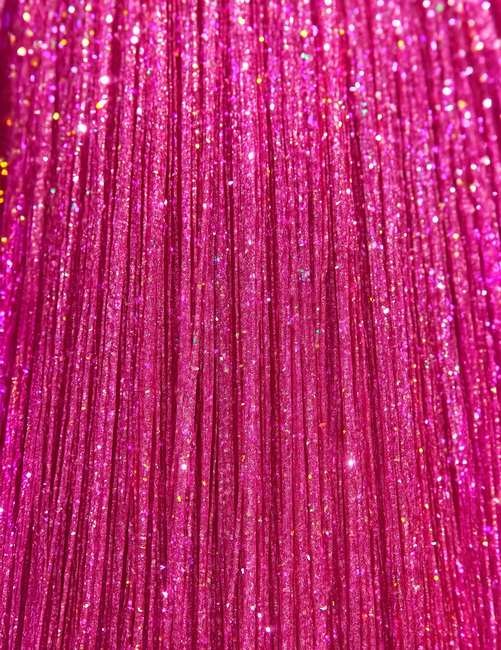Gros plan sur les fibres pailletées des mèches de cheveux brillantes
