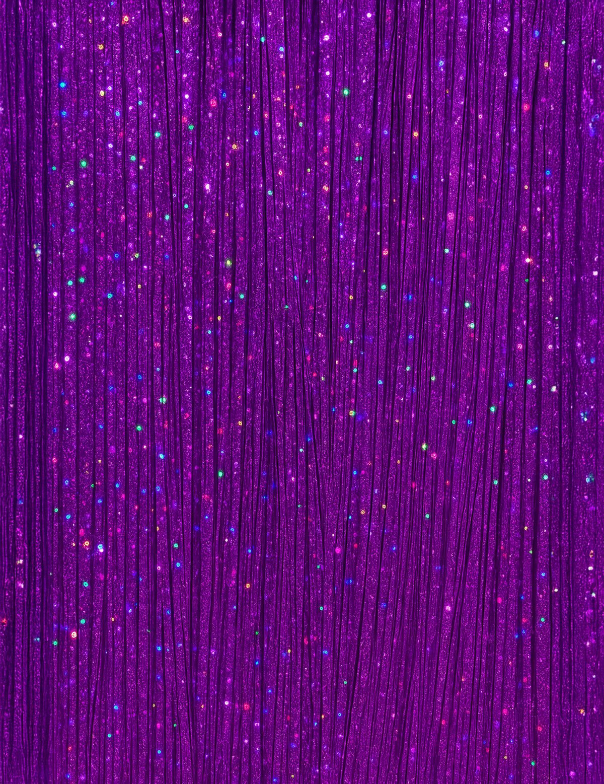 Gros plan sur les paillettes des 3 mèches brillantes pour femme violettes