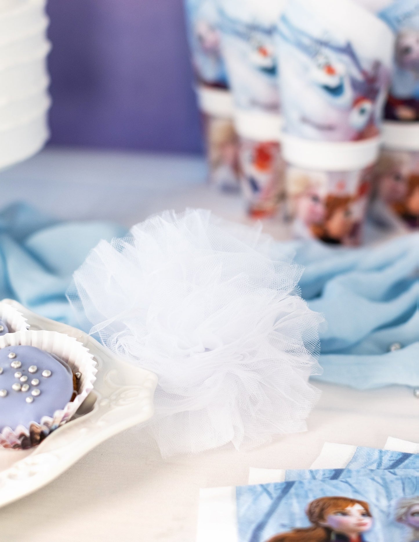 Mise en situation de décoration de table du 3 Pompons à suspendre en tulle pour fête