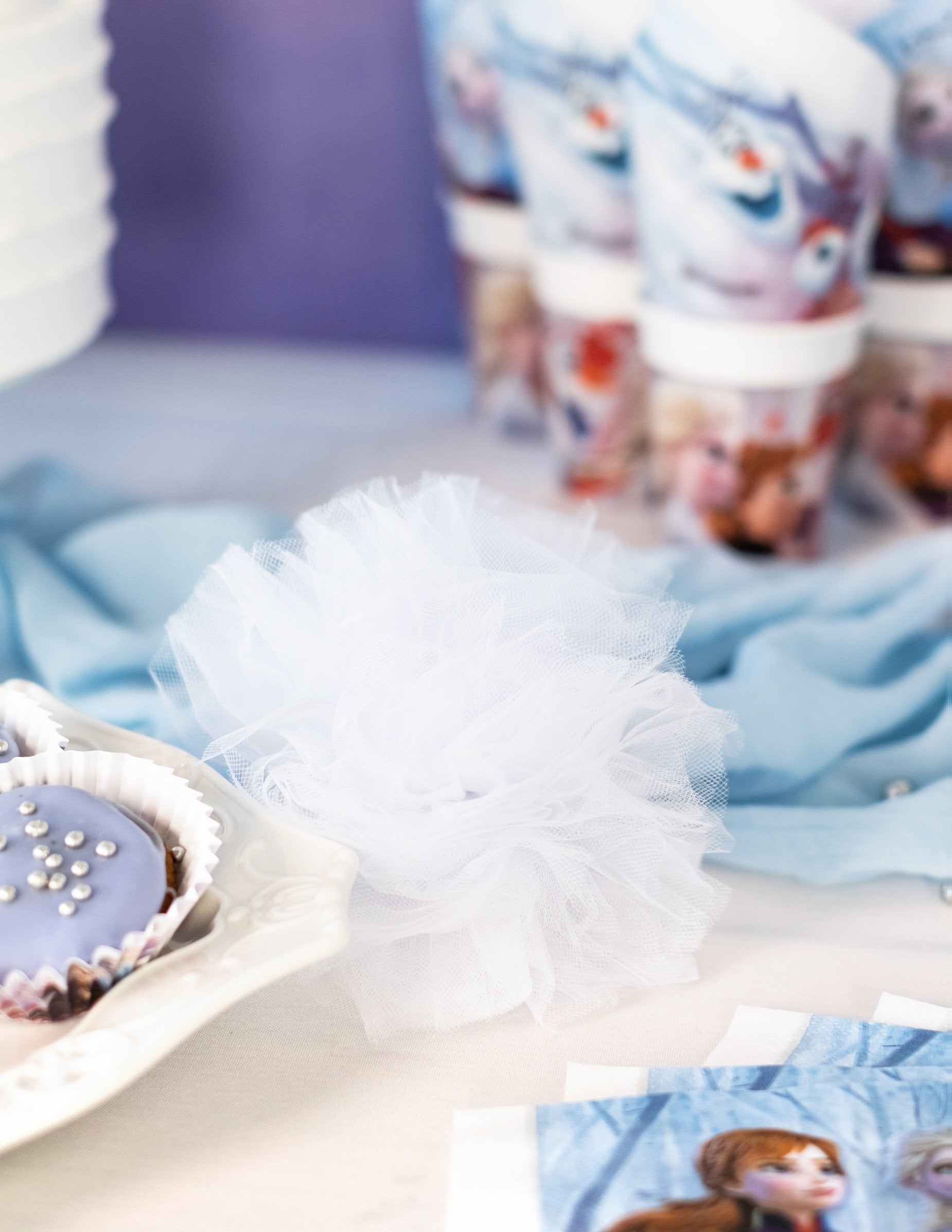 Mise en situation de décoration de table du 3 Pompons à suspendre en tulle pour fête