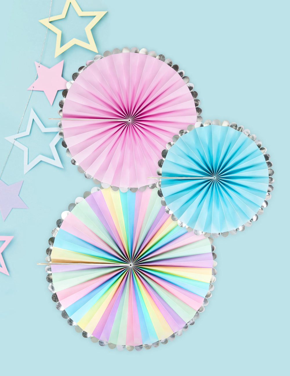 Vue de dessus des rosaces décoratives pastel et argentées pour fête