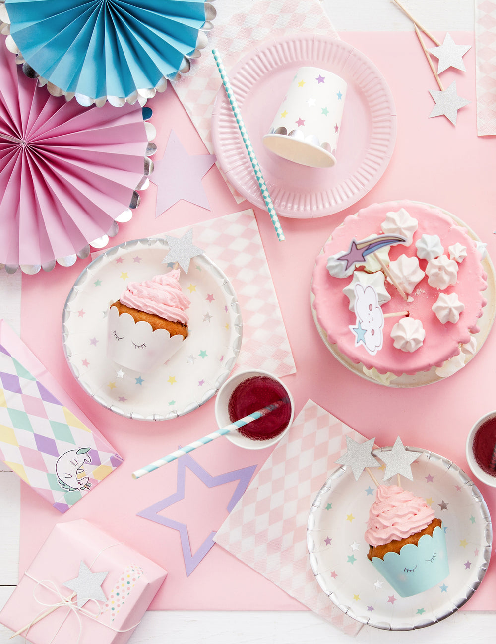 Mise en situation sur une table de fête des rosaces décoratives pastel et argentées