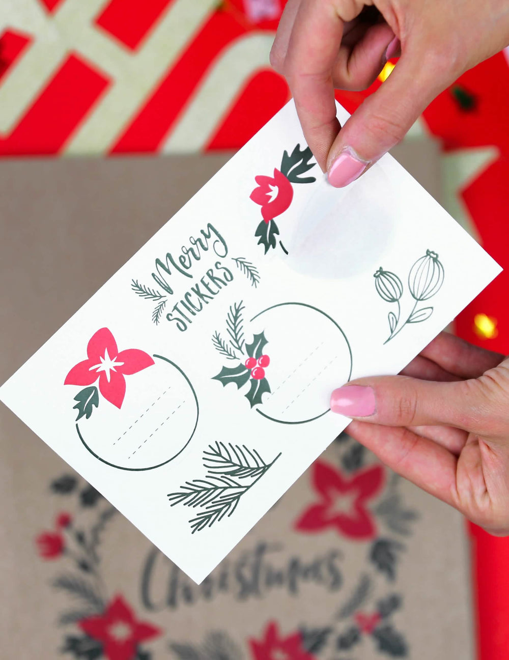Detail archu samolepek dárkové tašky Merry little christmas pro vánoce
