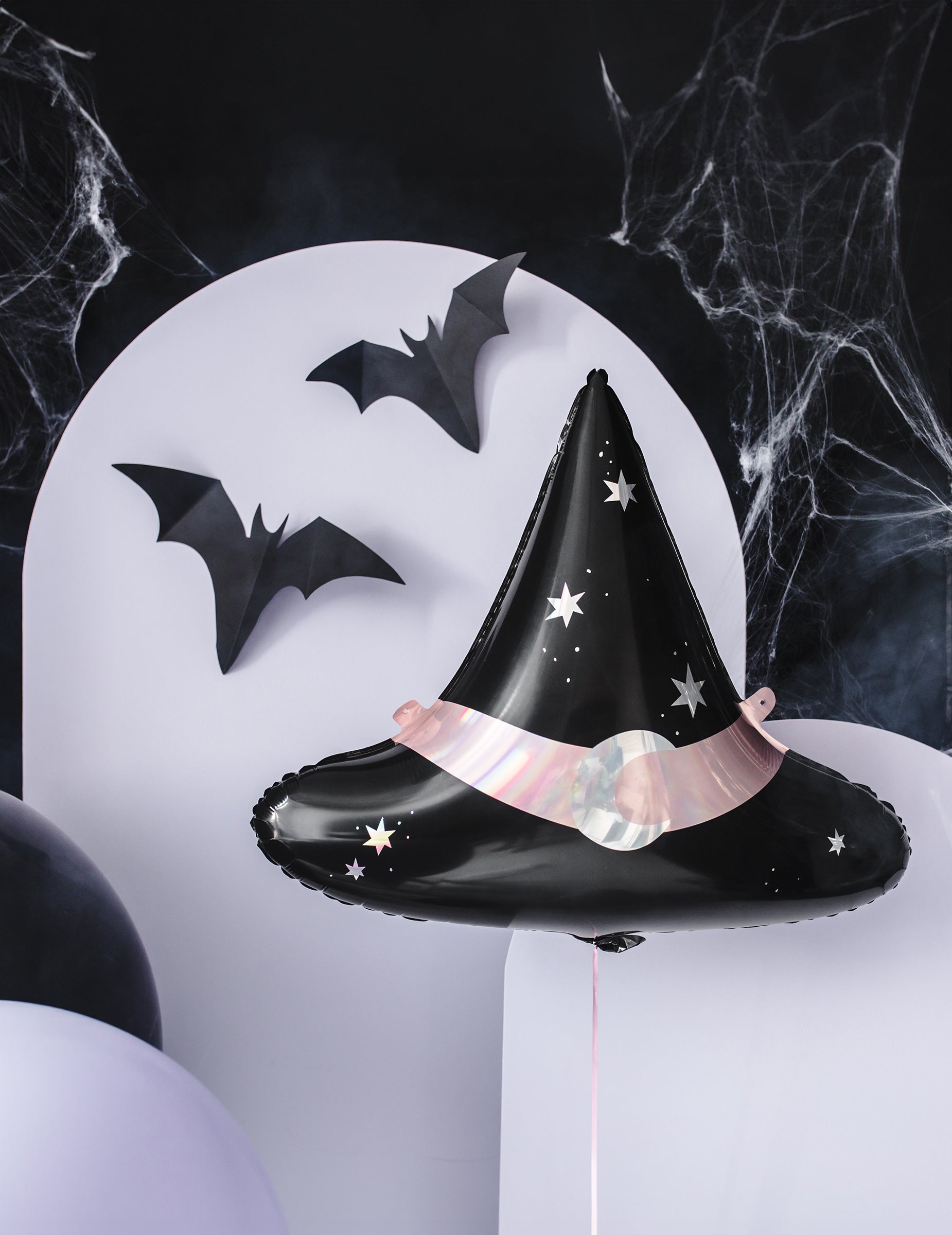 Mise en situation avec ballon chapeau de sorcière des suspensions en carton chauve-souris