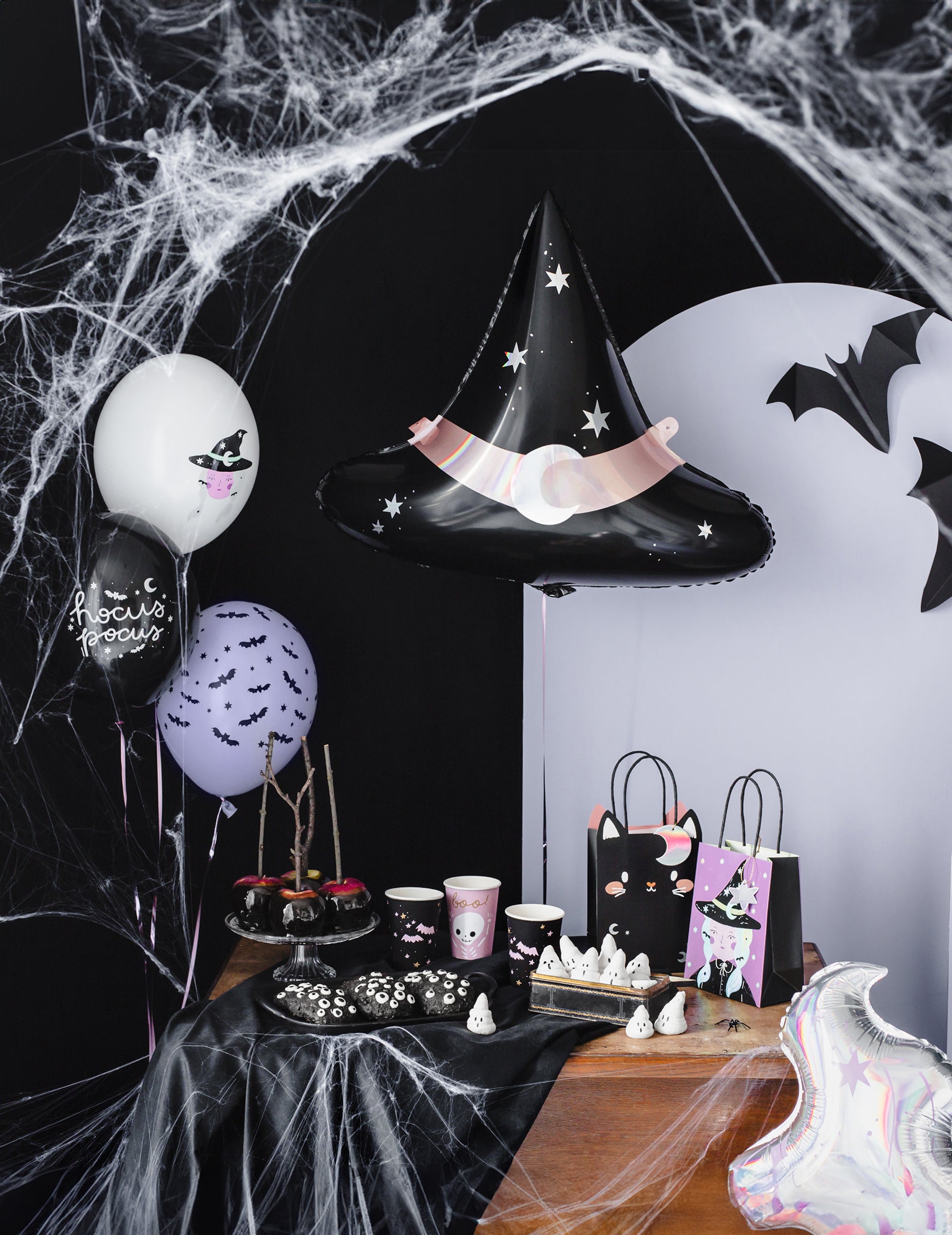 Mise en scène des suspensions en carton chauve-souris noires