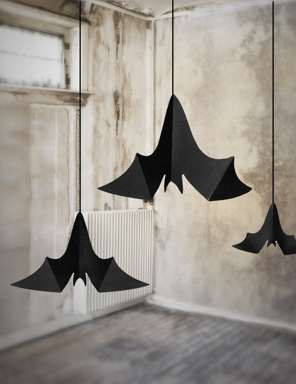 Mise en ambiance dans un décor de maison hantée des suspensions en carton chauve-souris noires