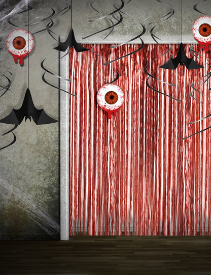 Mise en situation avec rideau rouge des suspensions en carton chauve-souris noires