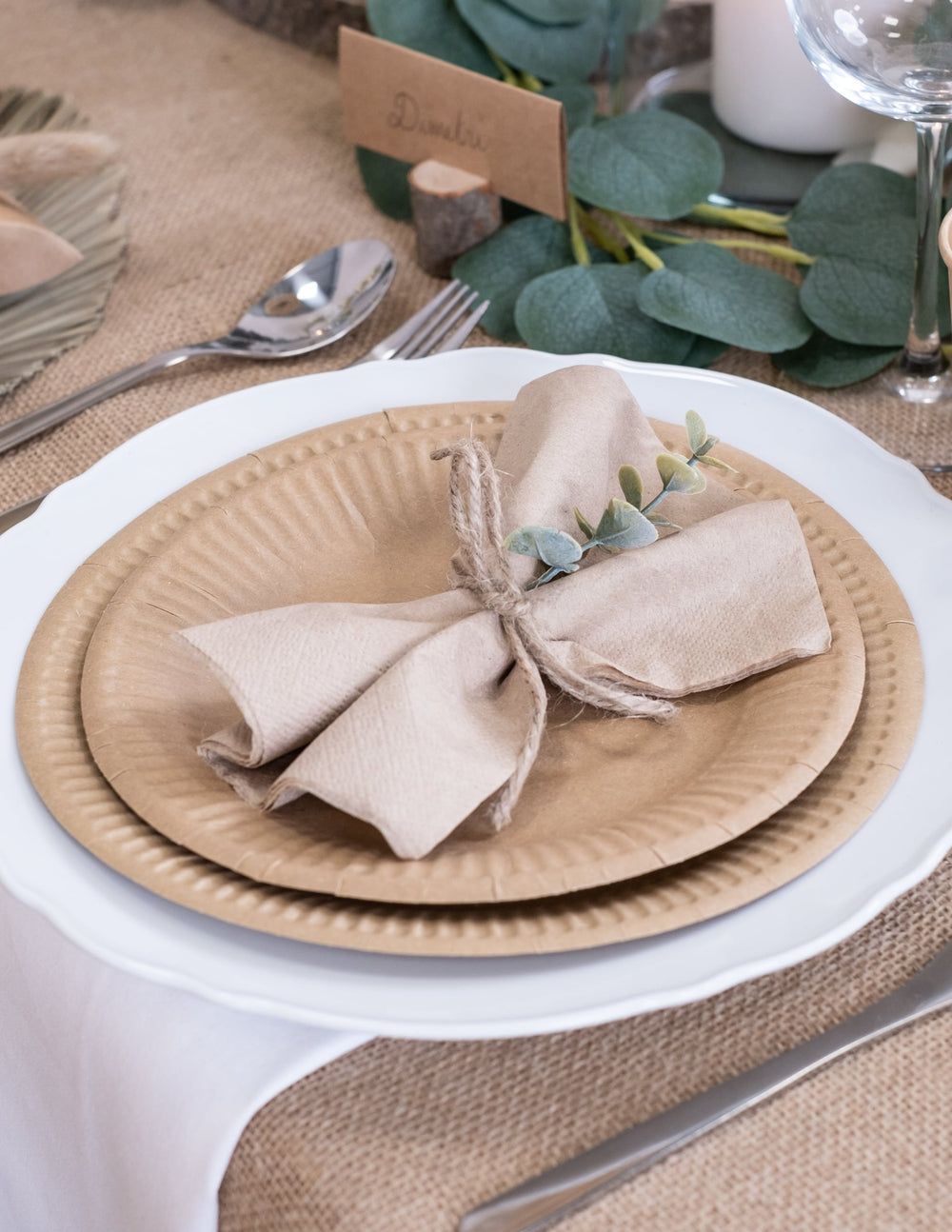 Mise en situation sur une table des serviettes en papier kraft pour fête