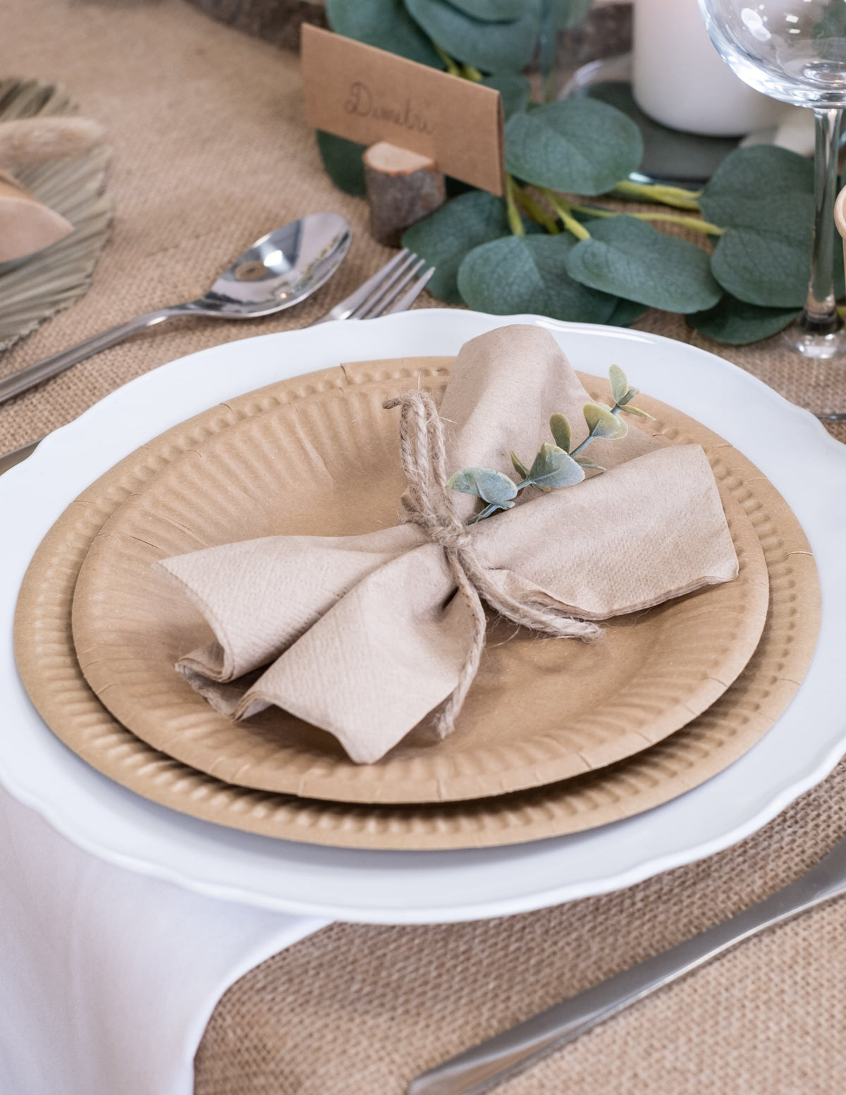 Mise en situation sur une table des serviettes en papier kraft pour fête
