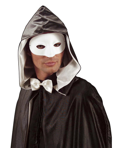 Dospělý nenápadný bílý vlk