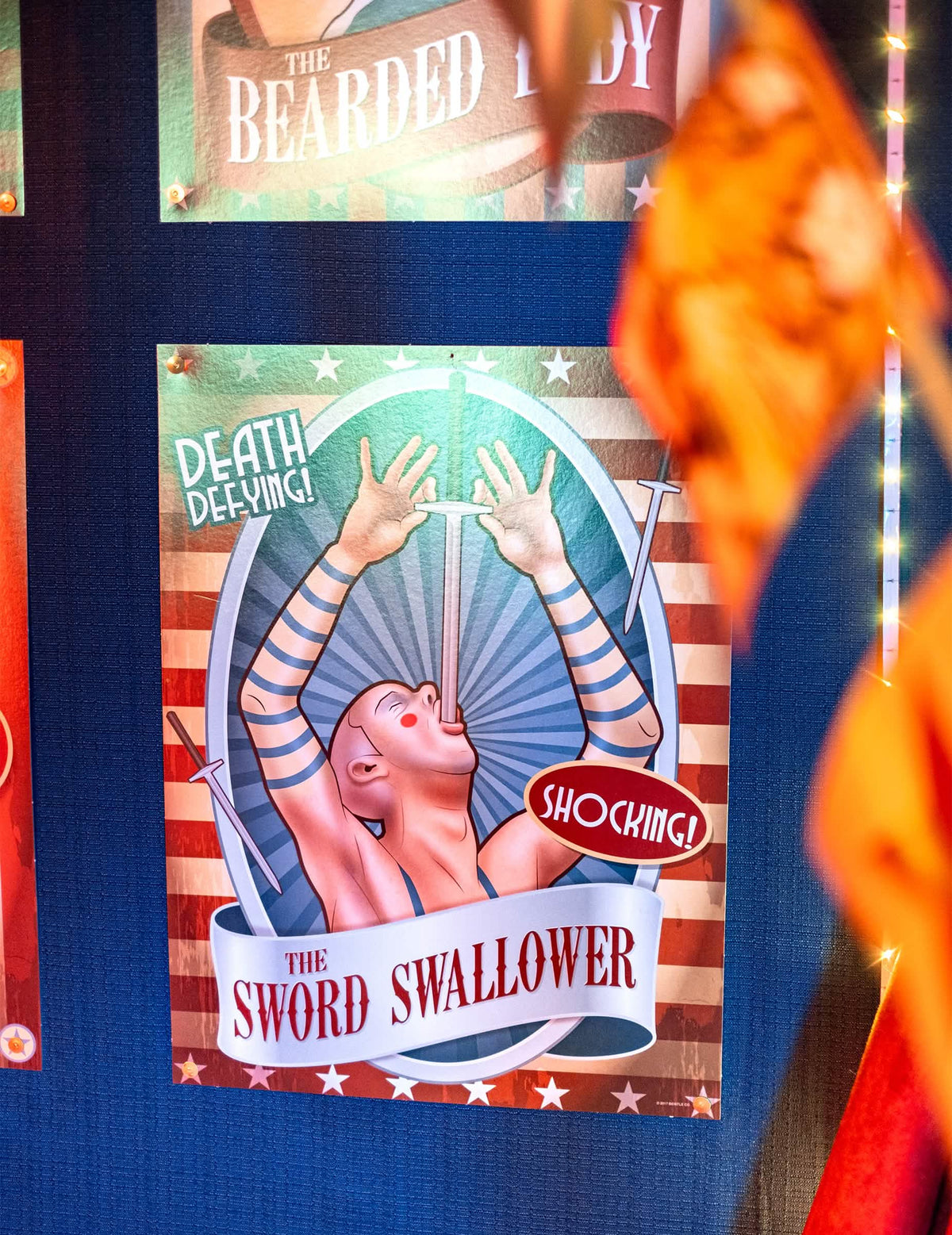Detail plakátu spolykávače mečů z Vintage cirkusových plakátů
