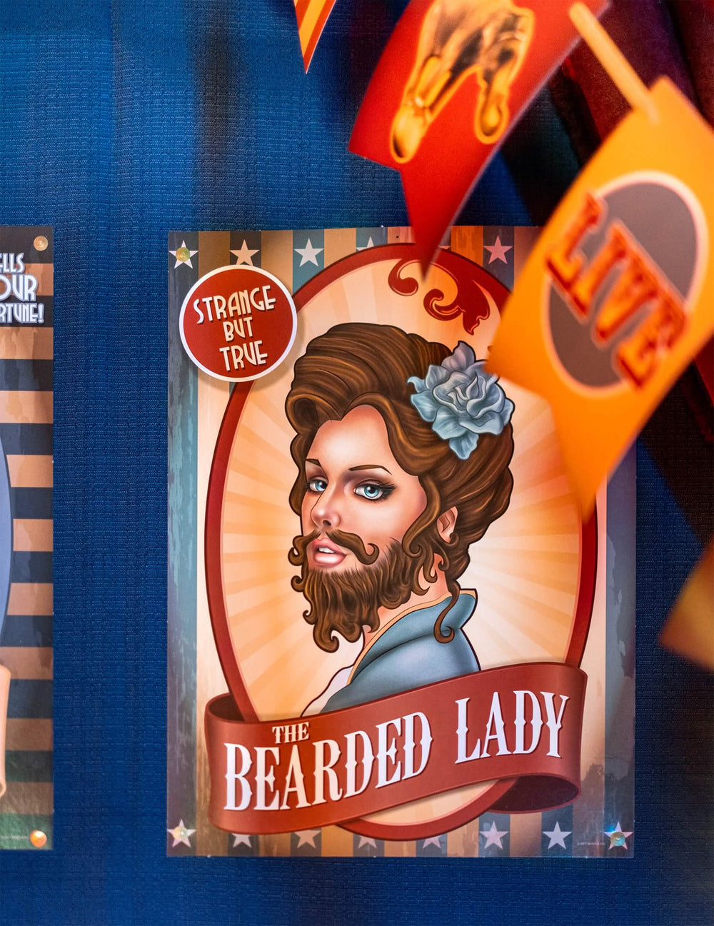 Detail na plakát vousaté ženy z Vintage cirkusových plakátů