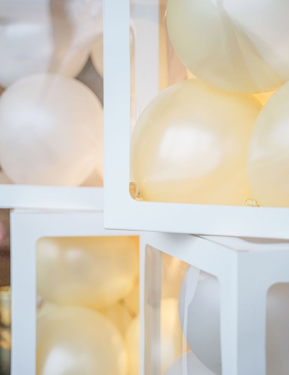 4 bílé průhledné balónkové kostky 30 cm přizpůsobitelné dekorace