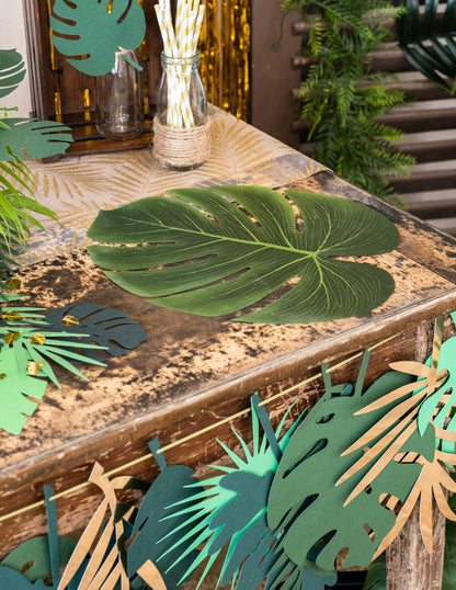 Detailní záběr na list ze sady 4 listů Monstera pro dekoraci na oslavu