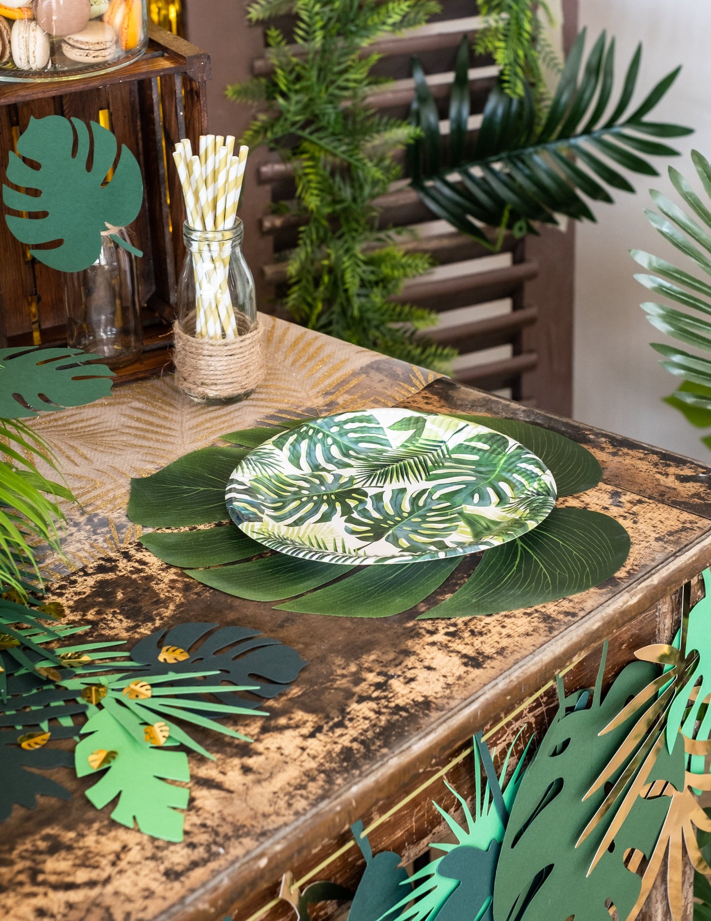 Pohled na celkovou dekoraci stolu ze sady 4 listů Monstera pro dekoraci na oslavu