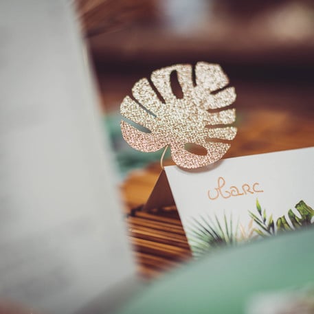 Détail de la finition à paillettes des feuilles tropicales pour décoration
