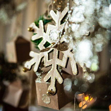 4 dřevěné vločky se třpytkami a 18 zlatých zvonků cm vánoční dekorace