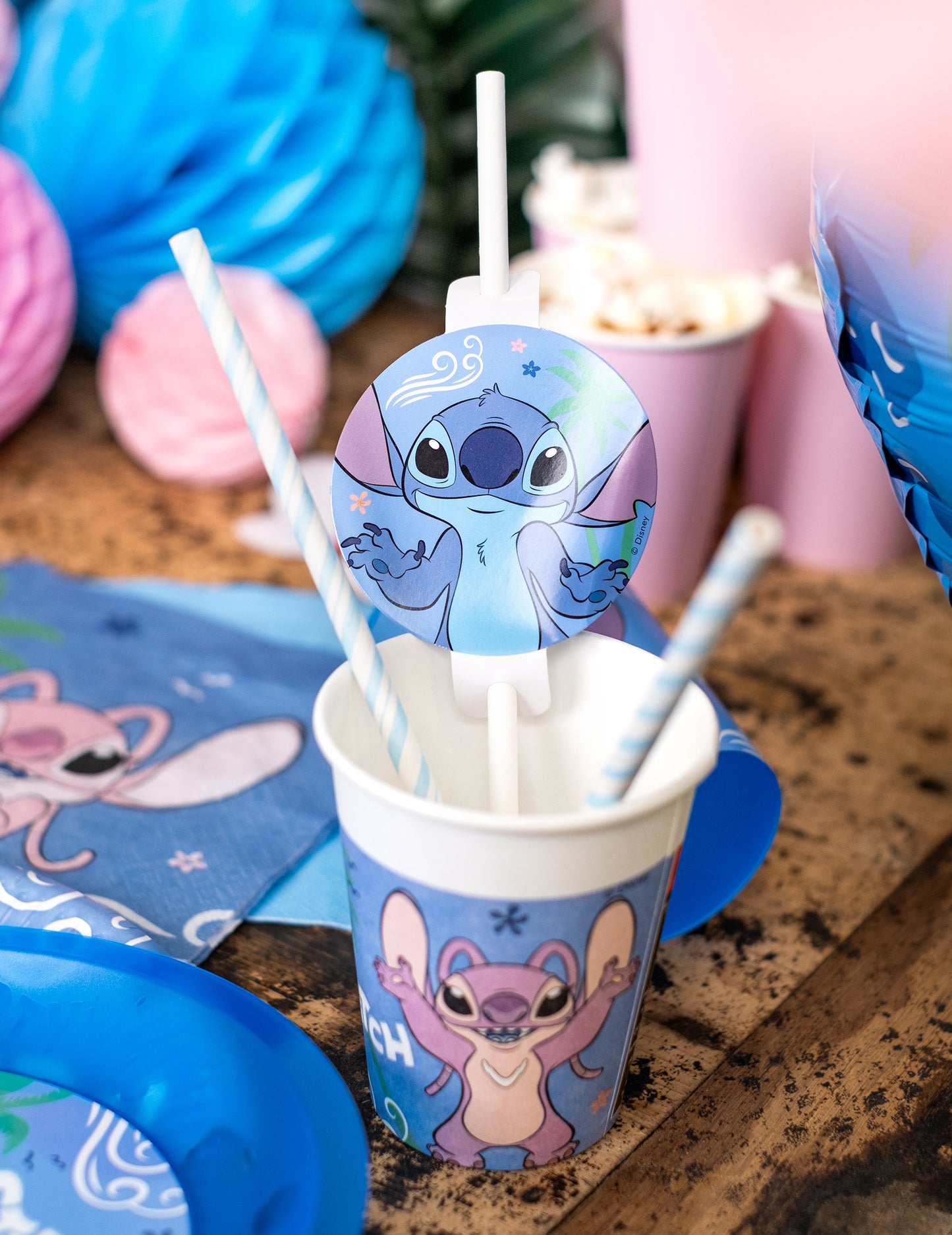 Gros plan sur le médaillon des pailles avec médaillon papier Stitch