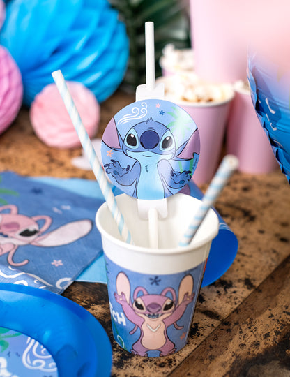 Gros plan sur le médaillon des pailles avec médaillon papier Stitch