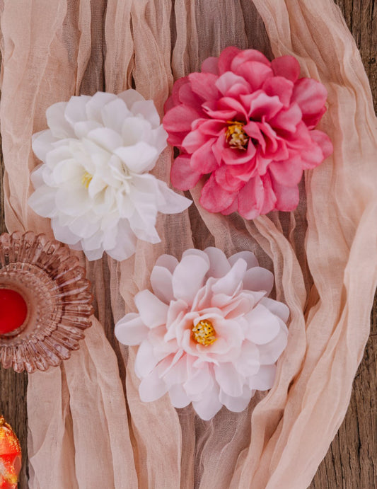 Gros plan sur les fleurs des 4 pivoines pour décoration crème en tissu