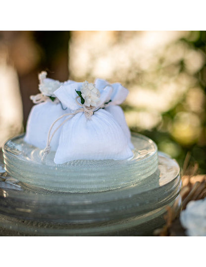 4 bílé sáčky z bavlněné gázy 8 x 10 cm se stuhou