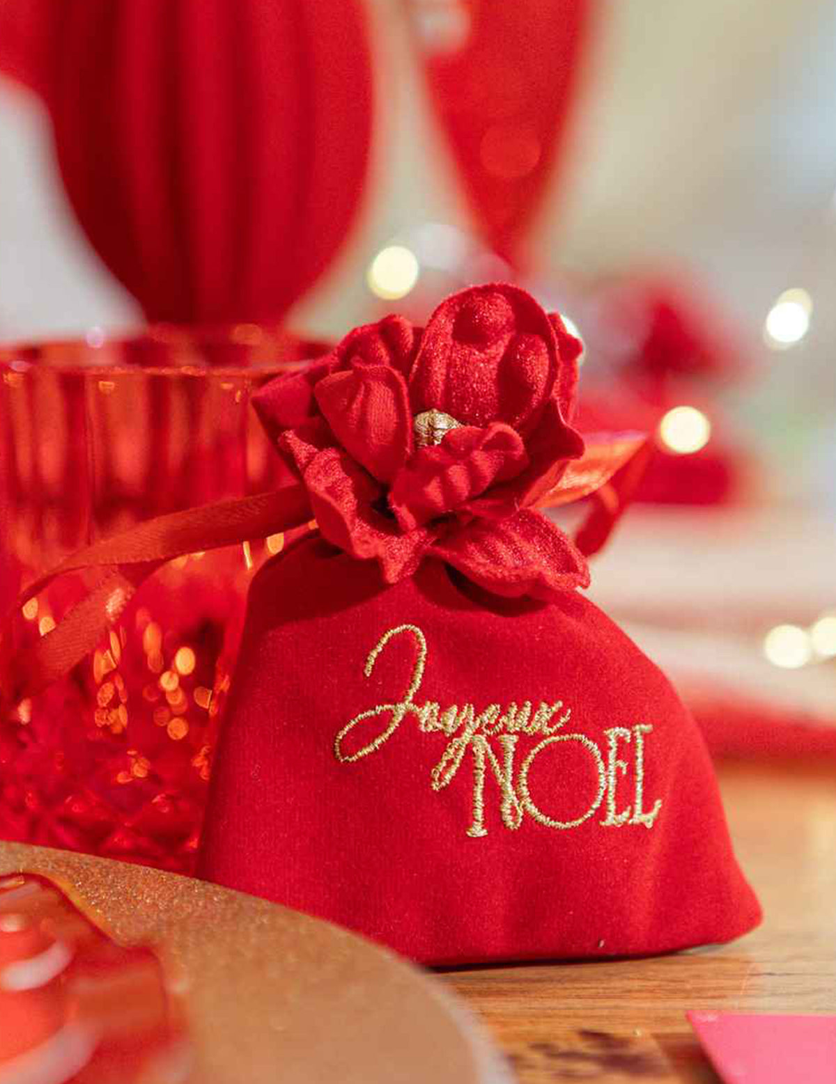 4 pochons Joyeux Noël velours rouge et or 9,5 x 11,5 cm